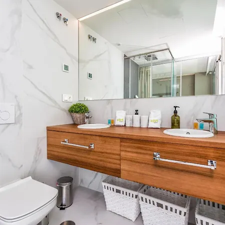 Vivi Homes - Kenzo Pool, Jacuzzi, Terrace & Sea View Apartment *