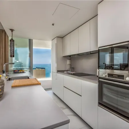 Vivi Homes - La Ola Pool, Terrace & Sea View Apartment *